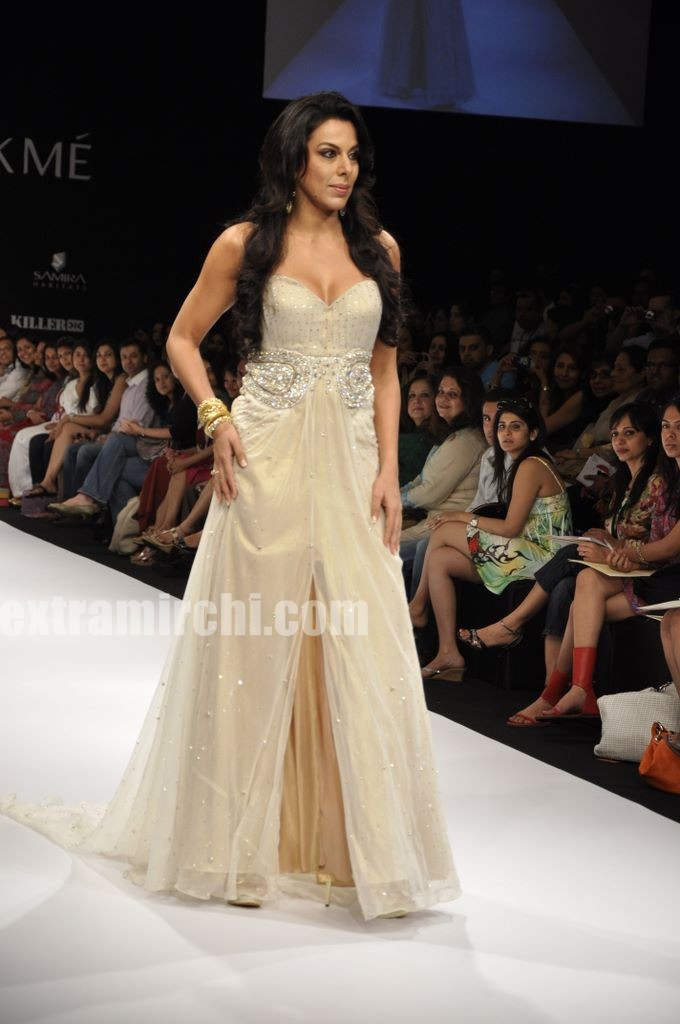 Pooja  Bedi  Walks On Fashion Show