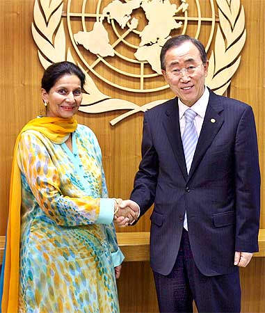 Preneet Kaur Shaking  Hands With Ban Ki Moon
