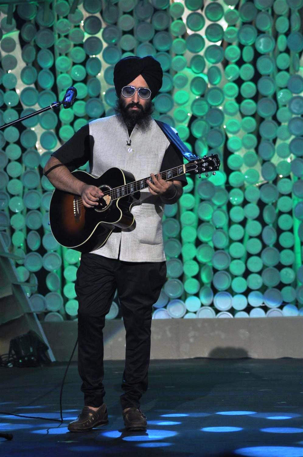 Rabbi Shergill Is Playing Guitar During Stage Show