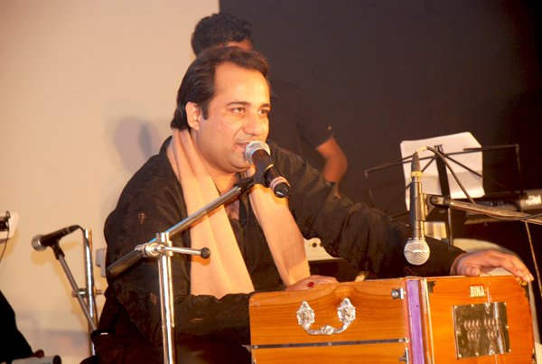 Rahat Fateh Ali Khan  Playing Harmonium