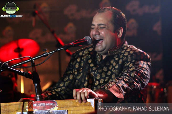 Singer Rahat Fateh Ali Khan Playing  Harmonium
