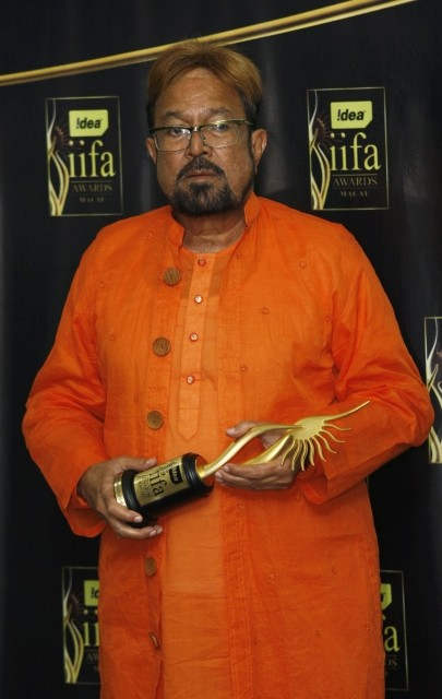 Actor Rajesh Khanna Holding Award