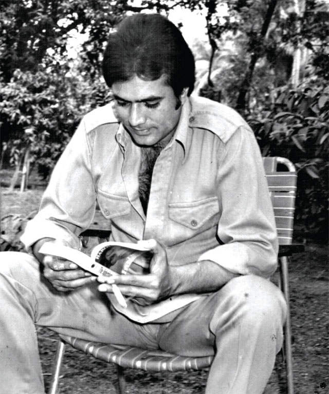 Rajesh Khanna Holding Book