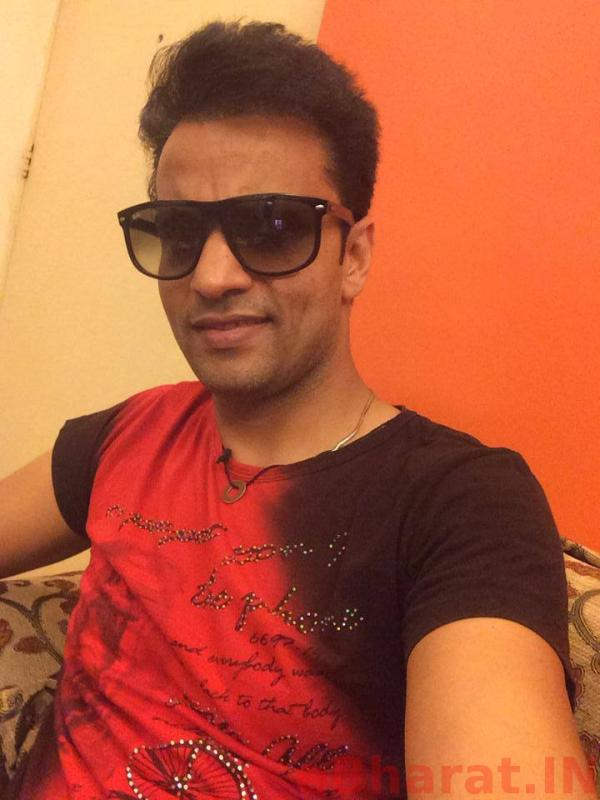 Rajiv Thakur Wearing Goggle Image