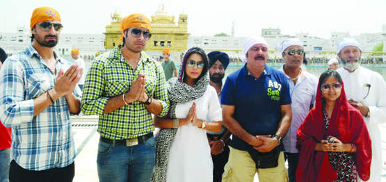 Rajwinder Sumal With Co Star At Golden Temple