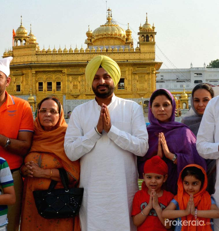 Mp Ravneet Singh With His Family Golden Temple