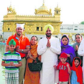 Ravneet Singh  And His Family At Golden Temple