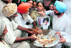 Ravneet Singh With Farmer