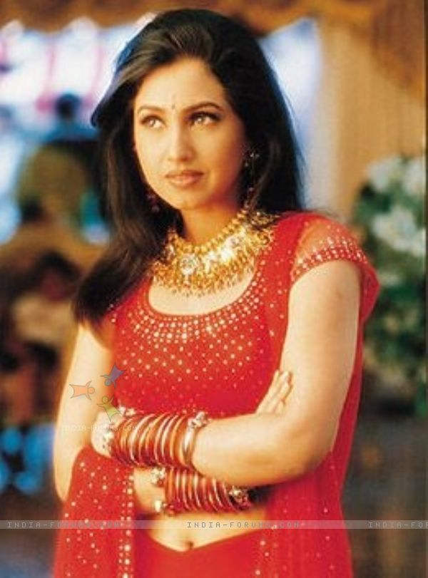 Rinke Khanna In Red Suit