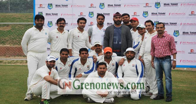 Sarandeep Singh With Cricket Team