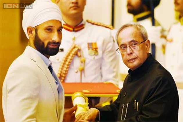 Sardara Singh Holding Award To Presedent
