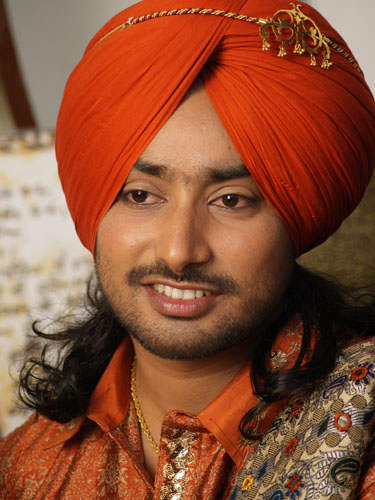 Satinder Sartaaj Wearing Red Turban