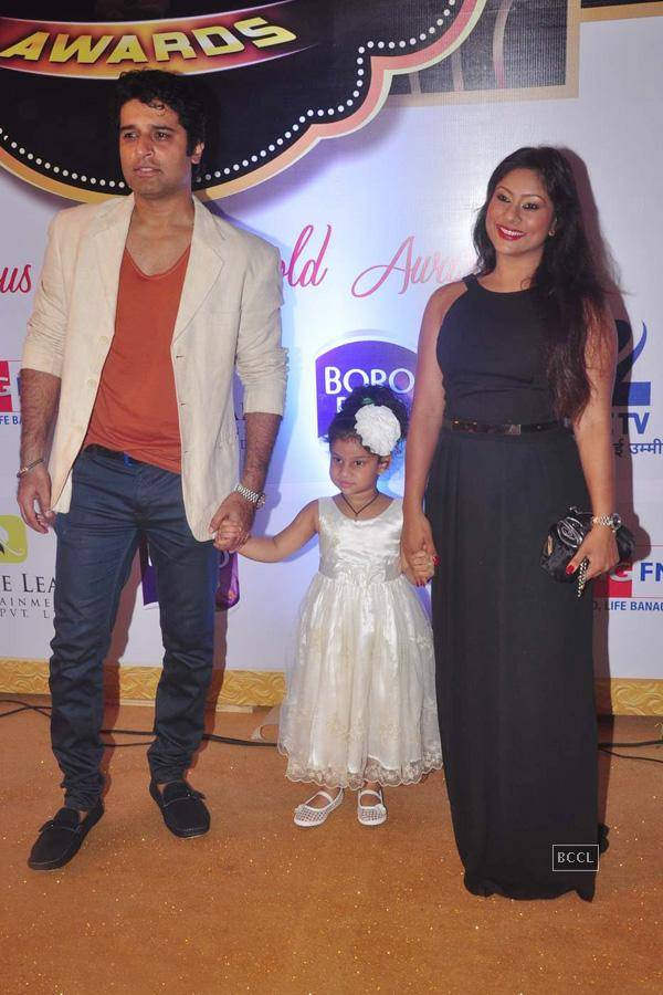 Shakti With Daughter And Wife