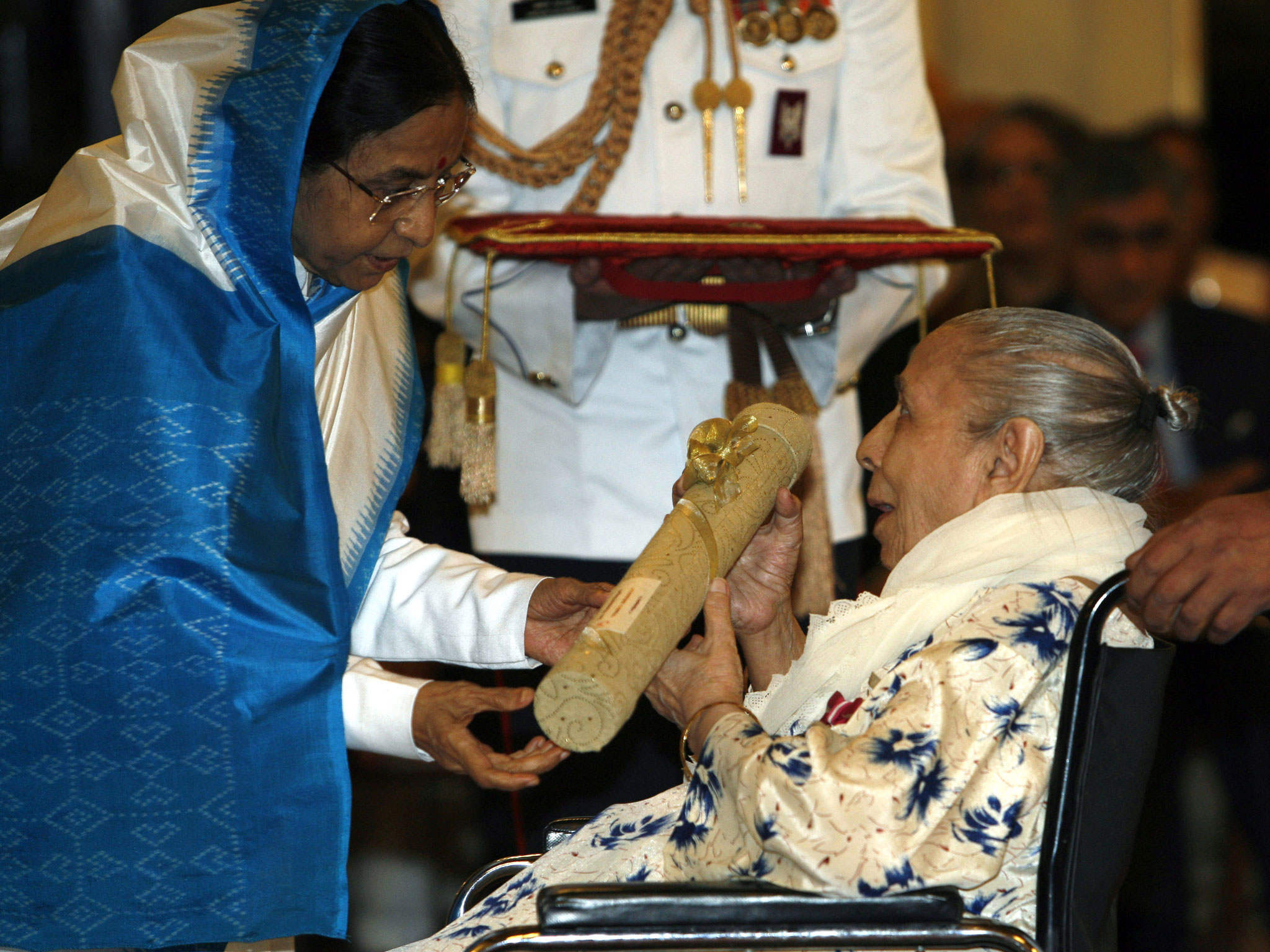 President Pratibha Patil Honoring Legend Shamshad Begum