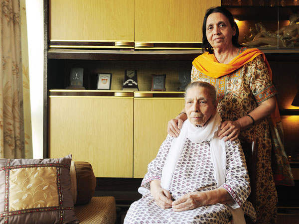 Shamshad Begum With Her Daughter Usha