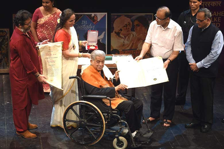 Shashi Kapoor Receiving His Award