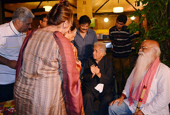Shashi Kapoor Talking With Friends