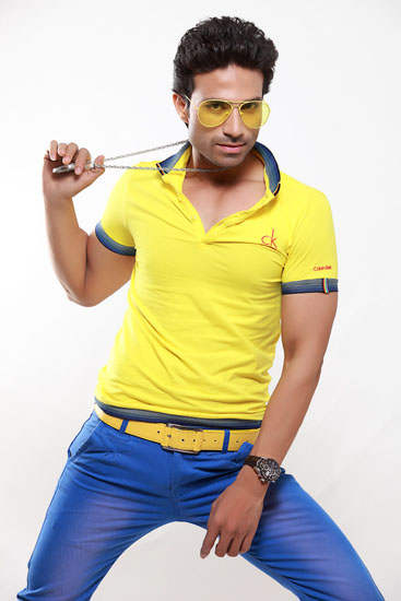 Shiraz Wearing Yellow Sunglasses And Tshirt