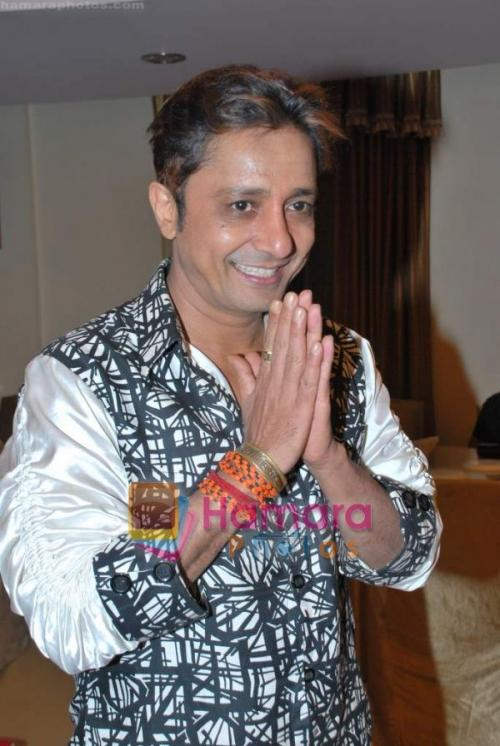 Sukhwinder Singh Linking His Hands