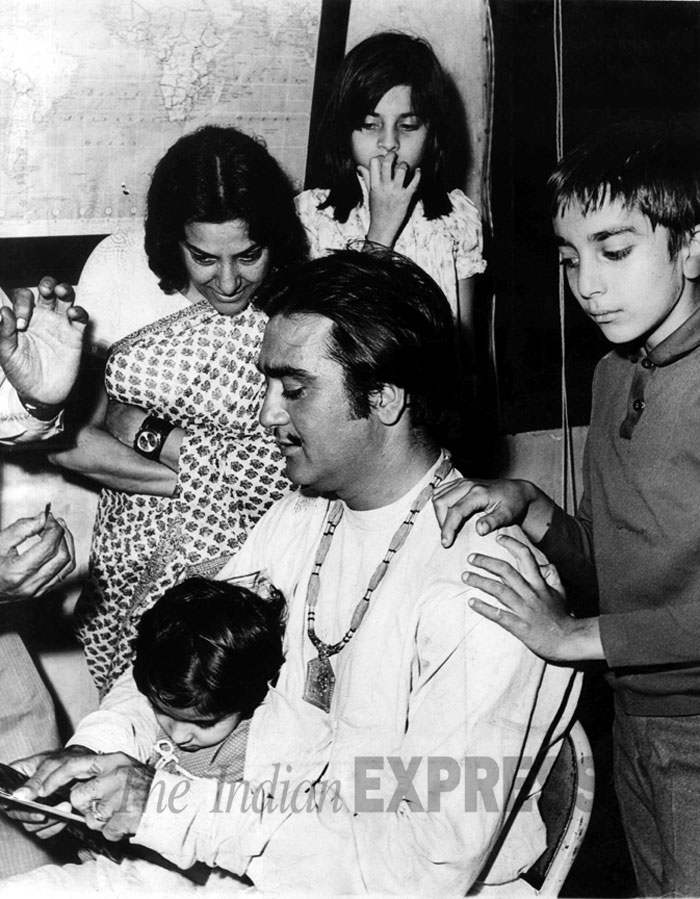 Sunil Dutt With His Wife Nargis And Childrens