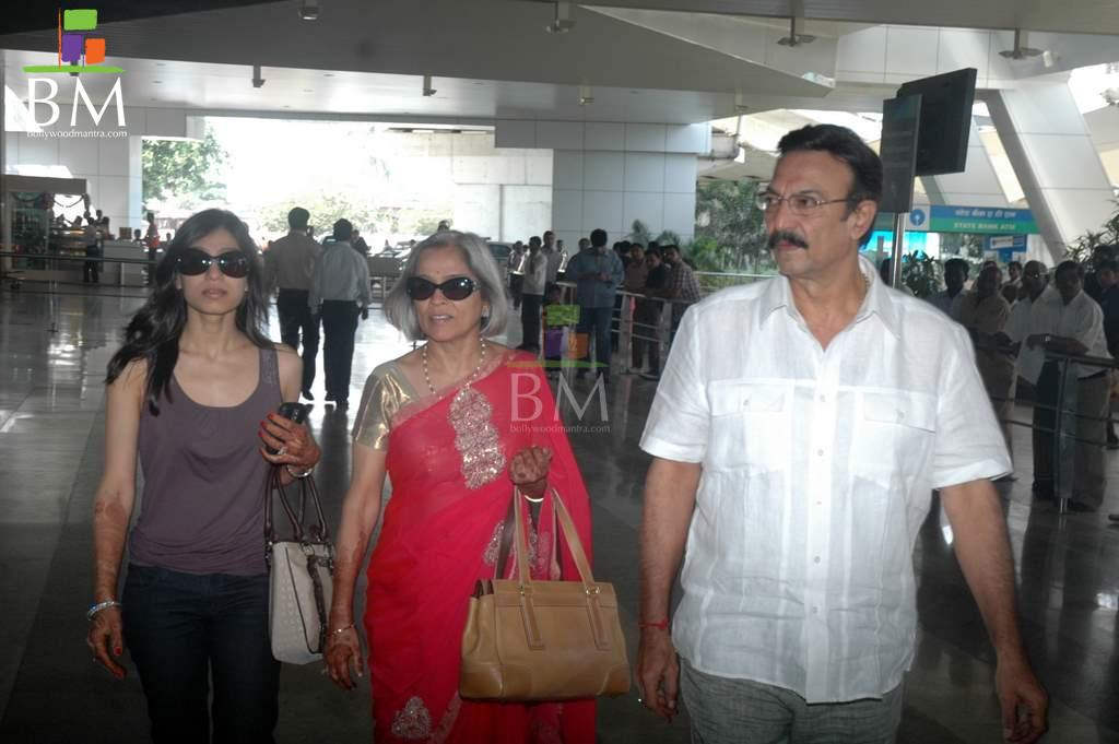 Suresh With Yashodhara And Priyanka At Airport
