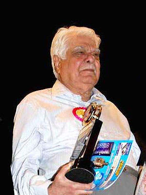 Surinder Kapoor With His Award