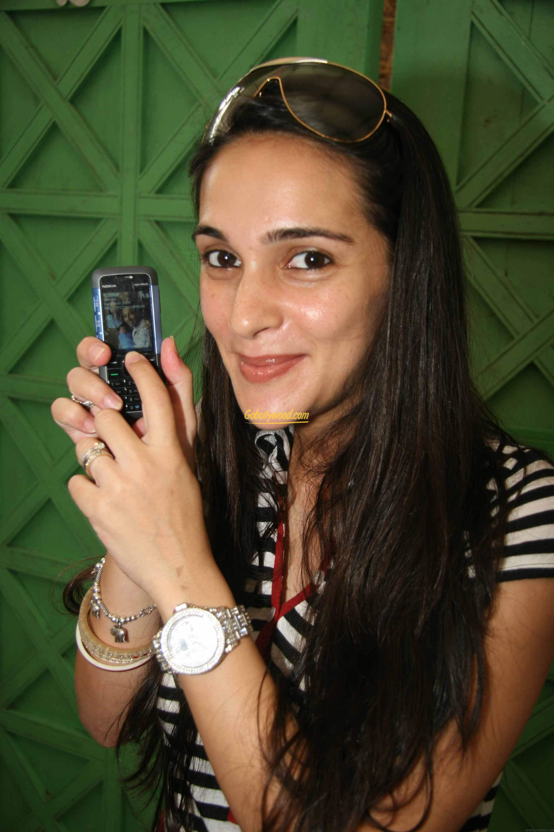 Tara Sharma Showing Photograph On Her Phone