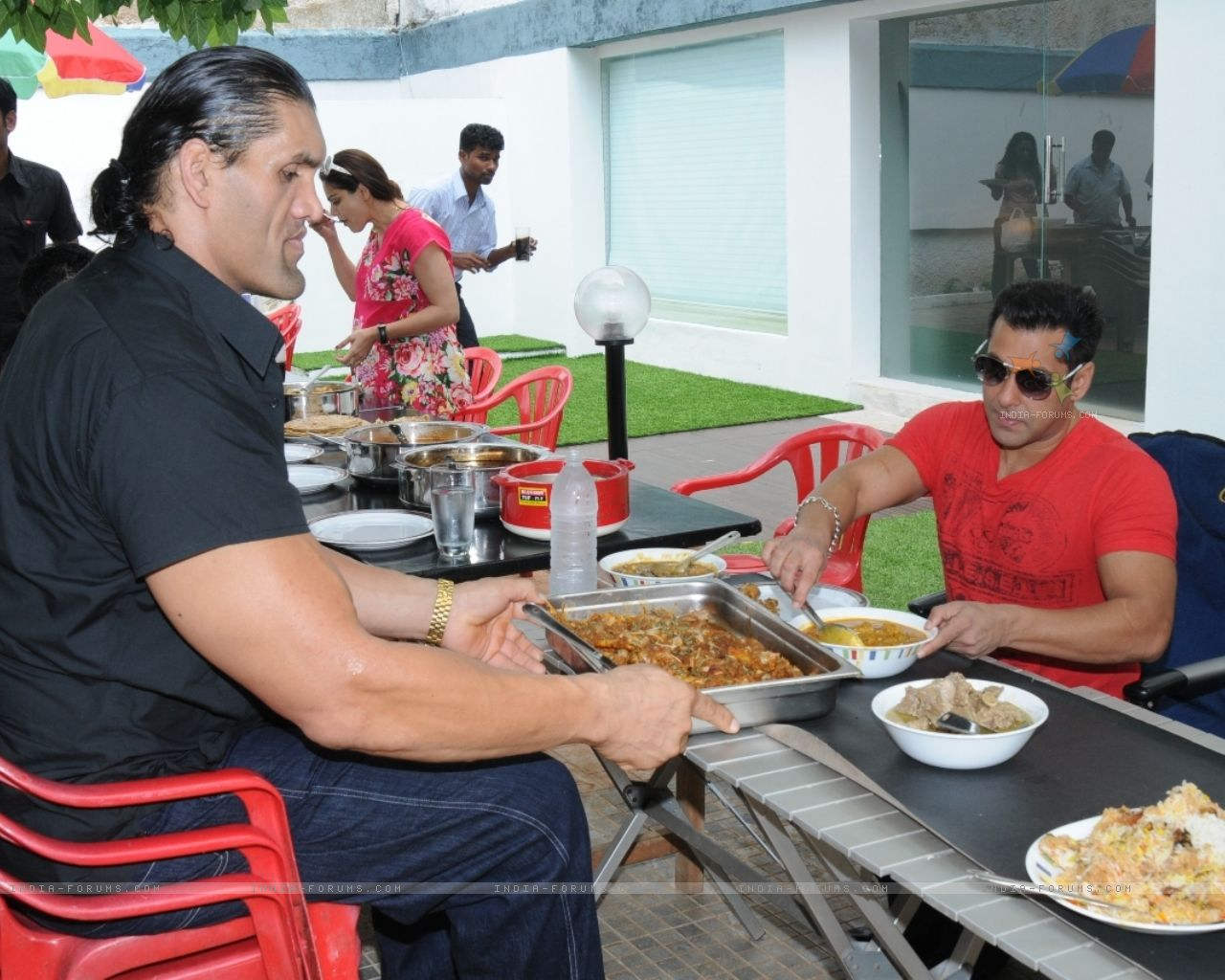 Great Khali Having Lunch With Salman Khan