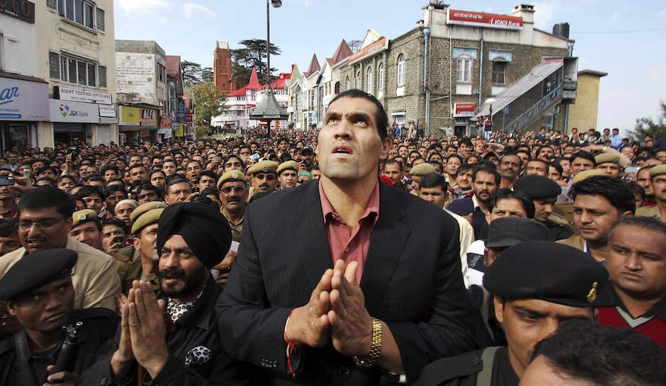 Great Khali Linking His Hands