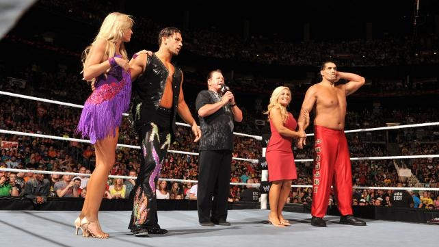 Great Khali With His Team In Ring