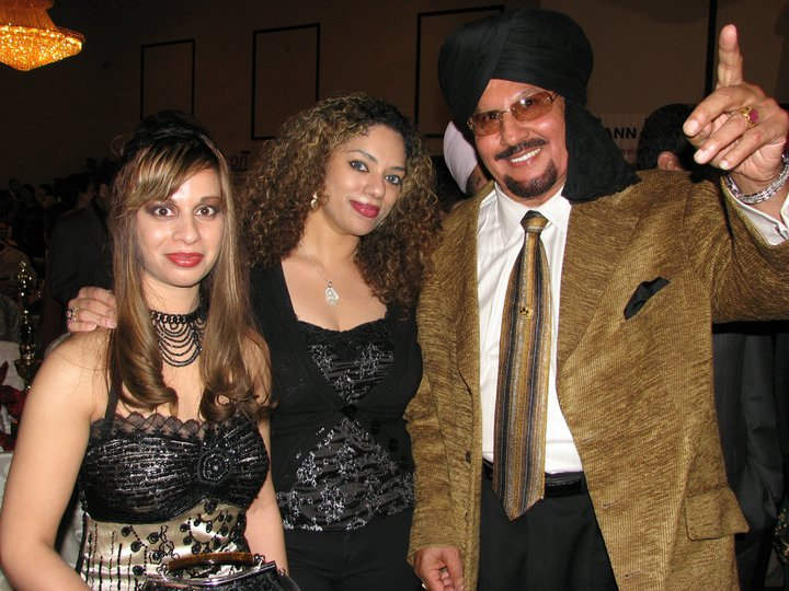 Tiger Jeet Singh With His Female Fans
