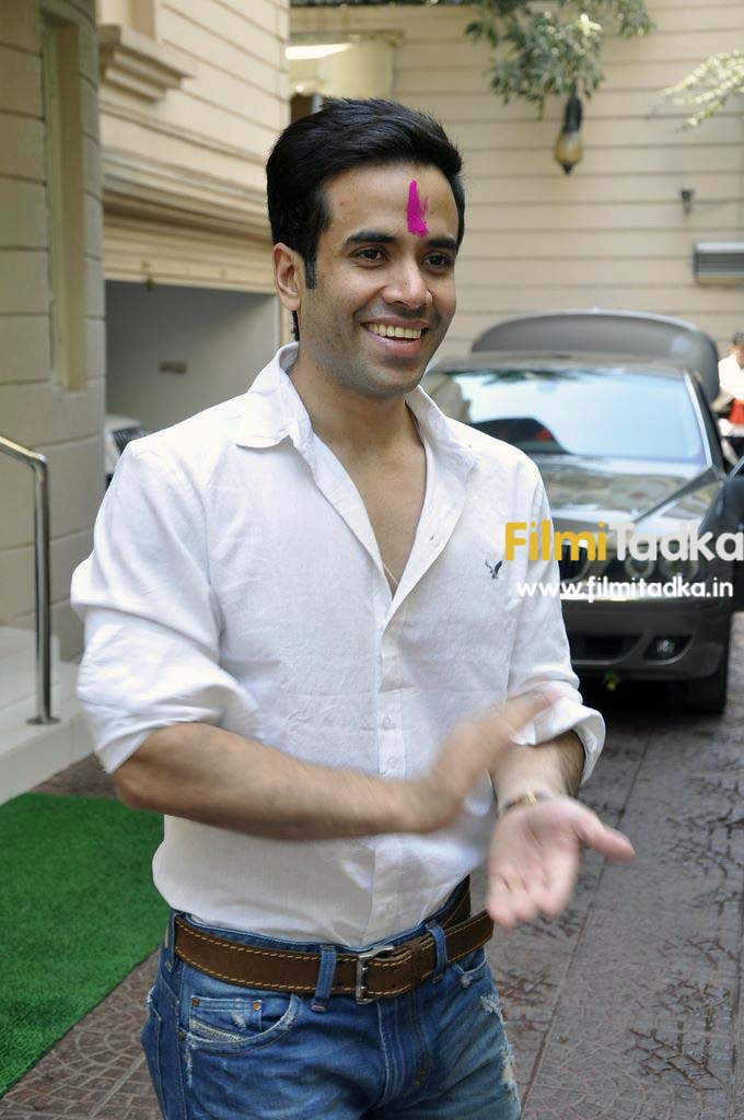Tusshar Kapoor Clapping