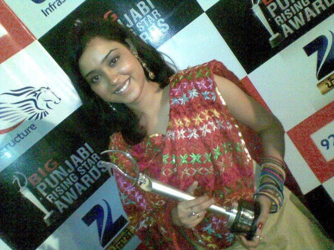 Vandana Singh With Her Award