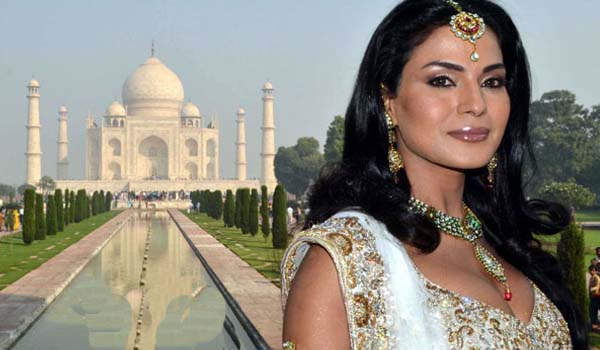 Veena Malik At Taj Mahal
