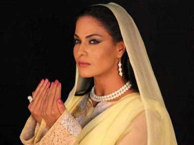 Veena Malik Doing Prayer