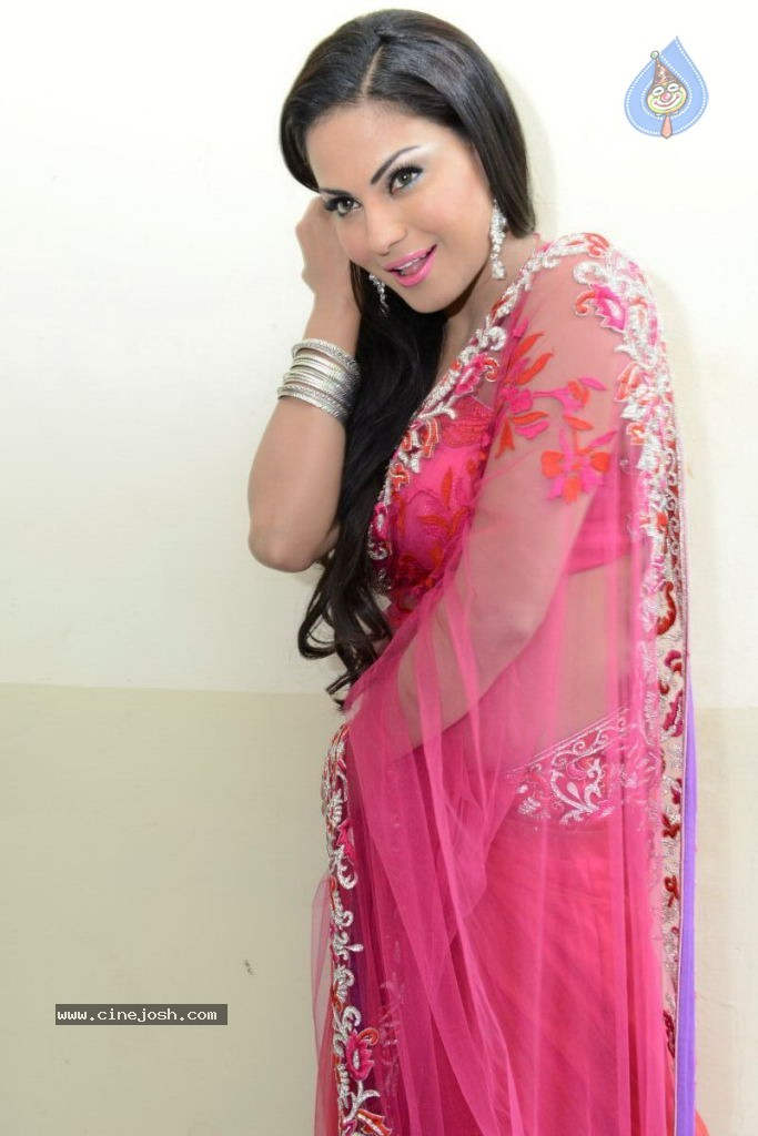 Veena Malik Looking Glamorous