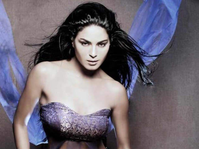 Veena Malik Looking Hot