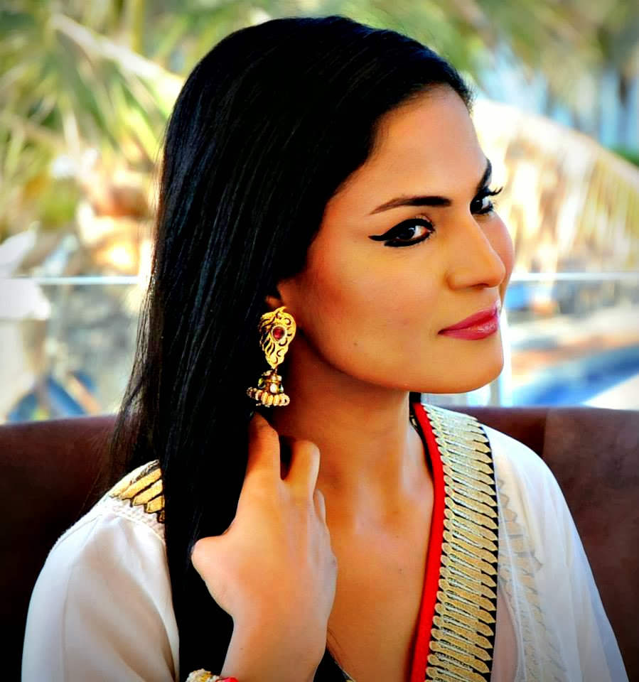 Veena Malik Showing Her Earring