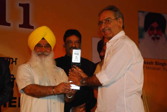 Sewa Singh Giving Award To Veeru Devgan