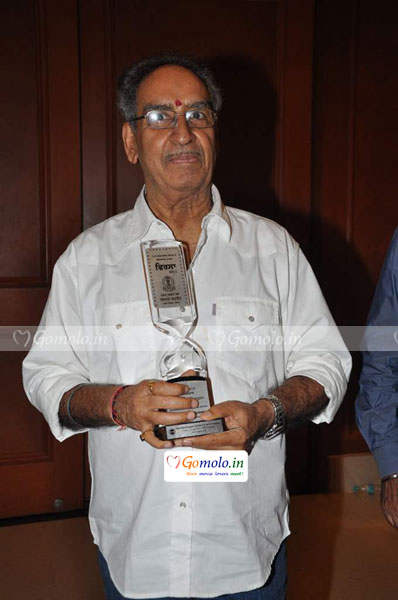 Veeru Devgan With His Award