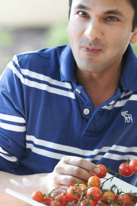 Vikas Khanna Eating Fruit