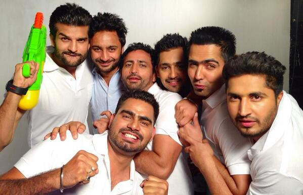 Vinaypal With Yuvraj,Jassi,Parbh,Hardy And Babbal
