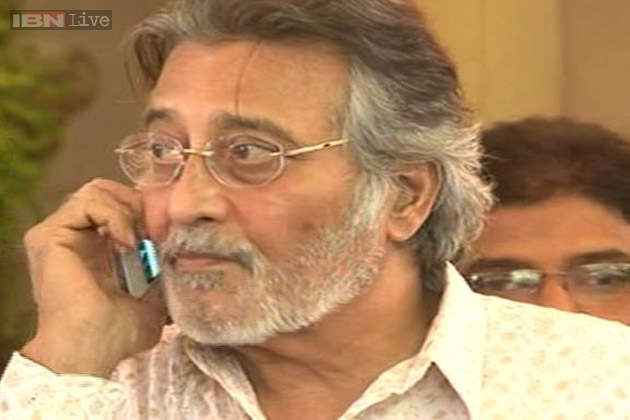 Vinod Khanna Listening Phone