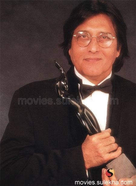 Vinod Khanna With His Filmfare Award