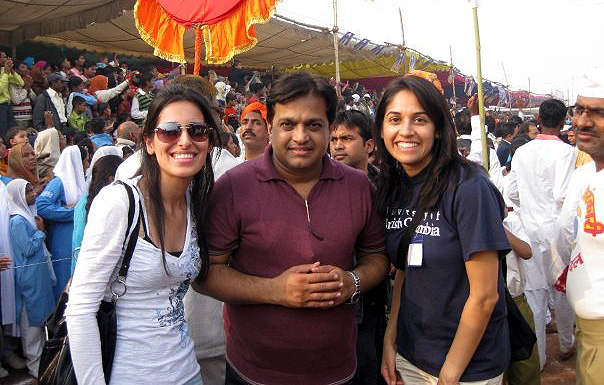 Vivek Shauq With His Female Fans