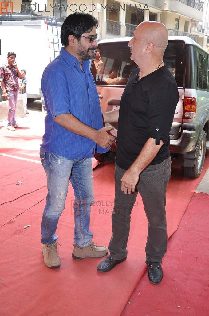 Yashpal Shaking Hand With Anupam Kher