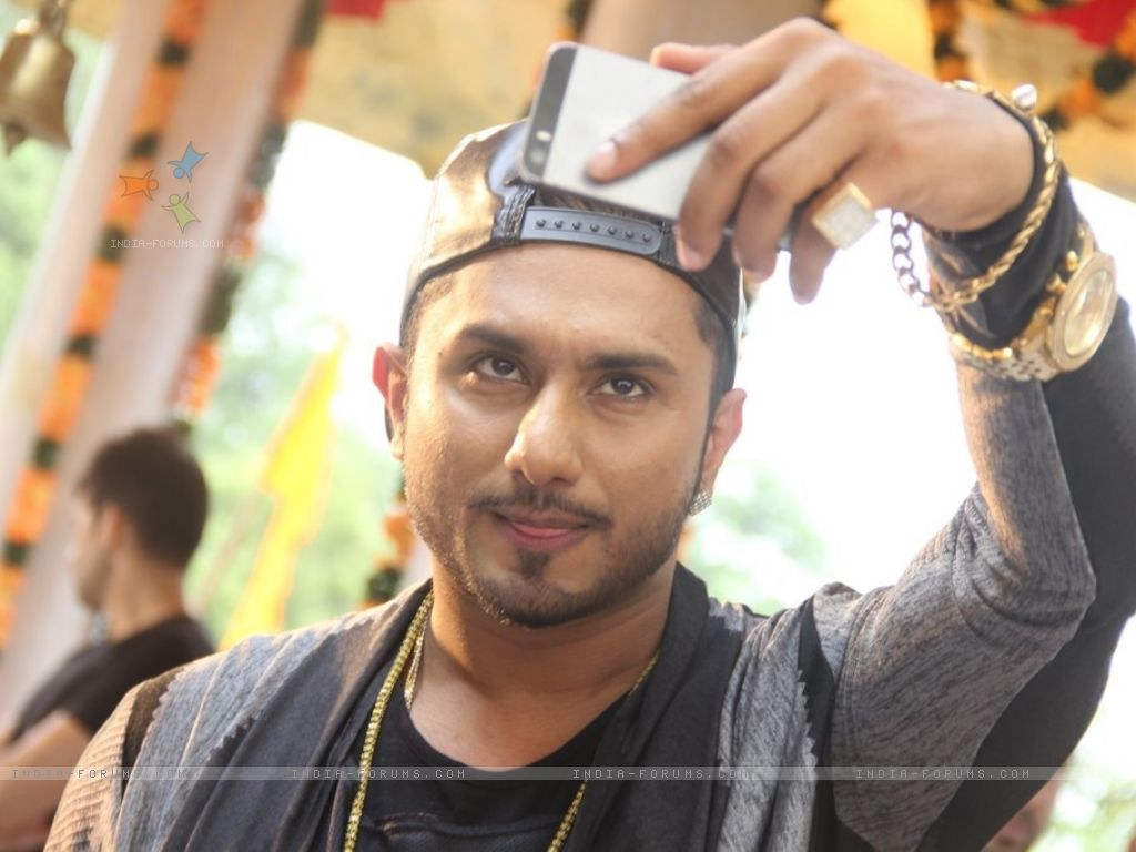 Honey Singh Holding His Phone
