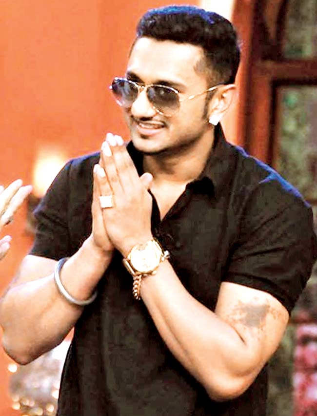 Honey Singh Linking His Hands