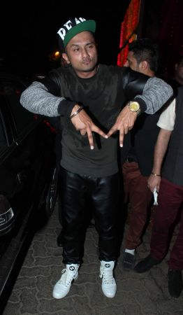 Honey Singh Making His Sign