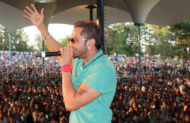 Honey Singh Performing In Front Of Crowd